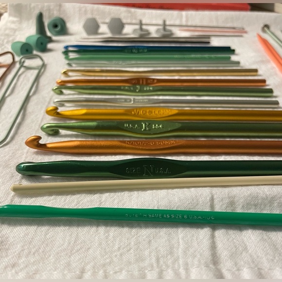 Assorted knitting, crochet and sewing items - Picture 4 of 7